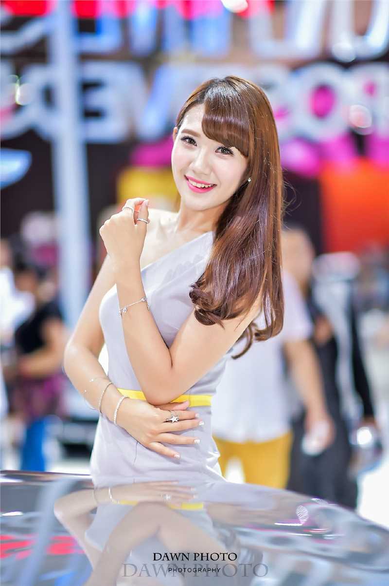 精选制服黑丝车模户外迷人图册